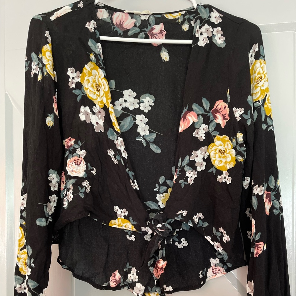 Gently used crop top knot shirt with long sleeves, used about 2 times